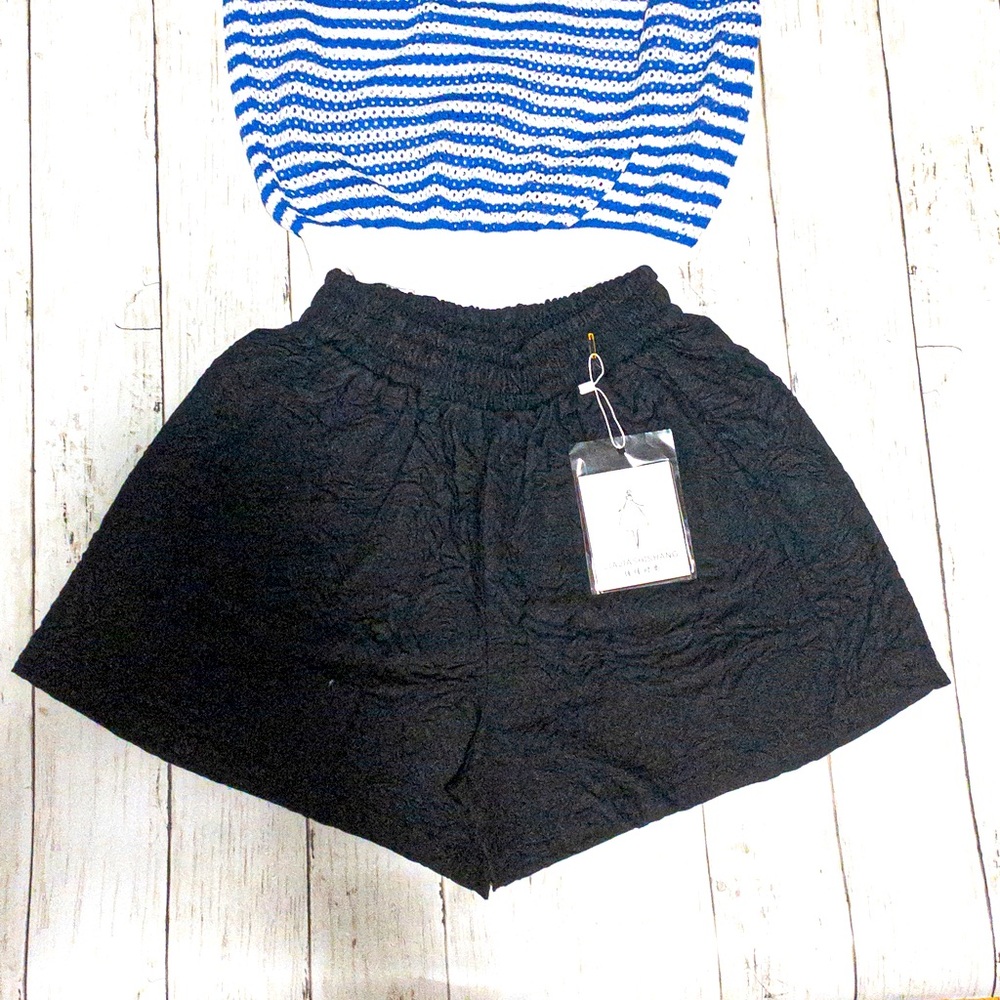 Black cute shorts size XS with floral pattern and side pockets